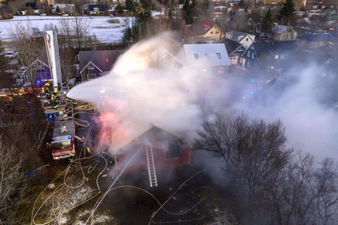 Slökkvistarf á Kirkjuvegi