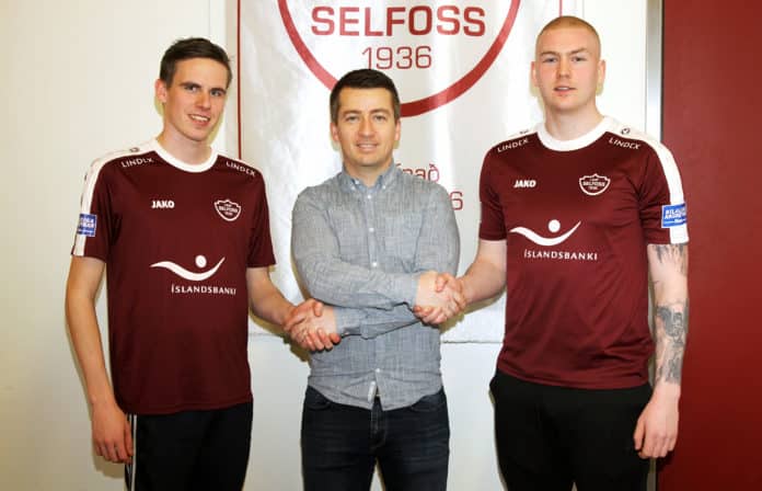 Ingvi og Logi handsala samningana við Jón formann.