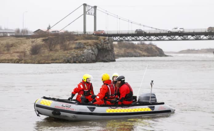 Björgunarsveitarfólk á Ölfusá.