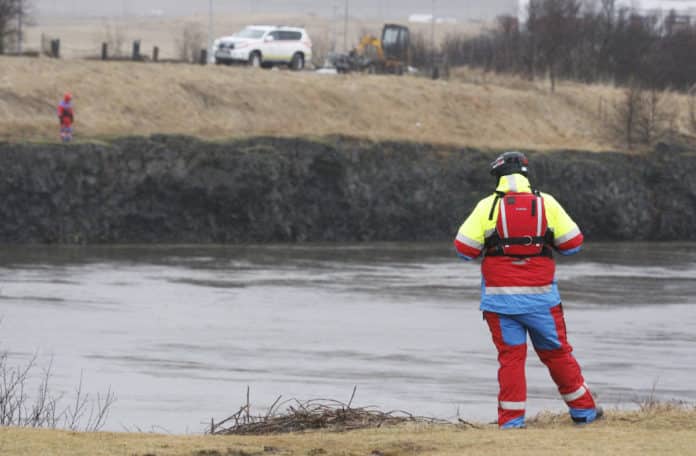 Björgunarsveitarmenn við Ölfusá.