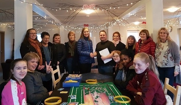 Hallgerður gefur Tvistinum húsgögn.