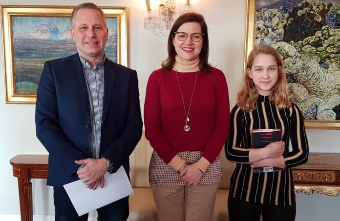 Eva Rut fékk verðlaun í smásagnasamkeppni á ensku.
