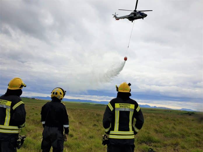 Slökkviliðsmenn á æfingu með þyrlu Landhelgisgæslunnar