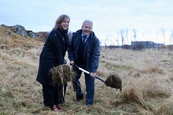 Svandís og Gísli taka skóflustungu