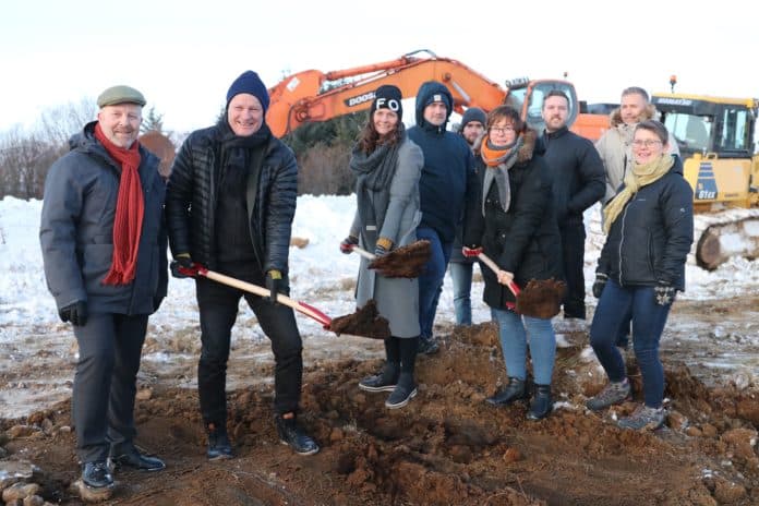 Fyrsta skóflustungan.