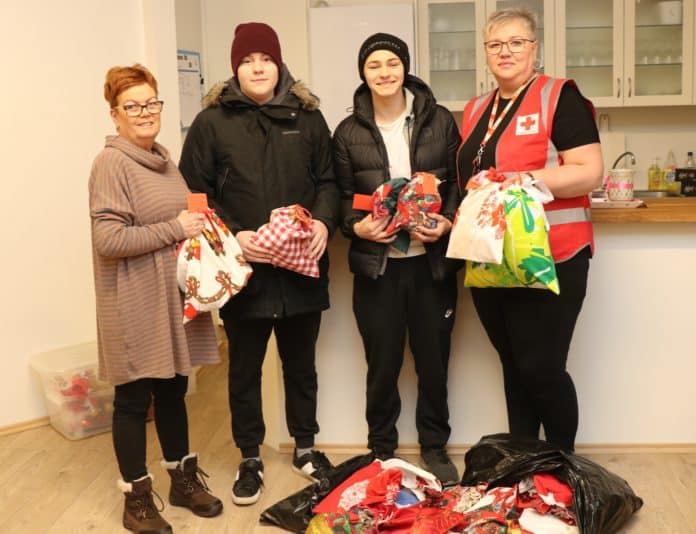 Tíundu bekkingar úr Sunnulækjarskóla gefa jólagjafir