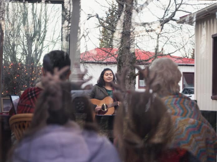 Listagjöf_Lay Low_web-6