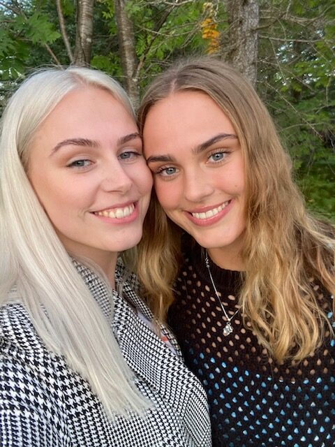 Systurnar Aldís Elva og Hugrún Tinna. Ljósmynd/Aðsend