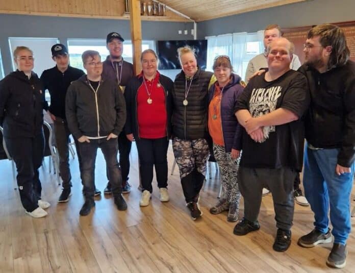 Keppendur ásamt þjálfara sínum