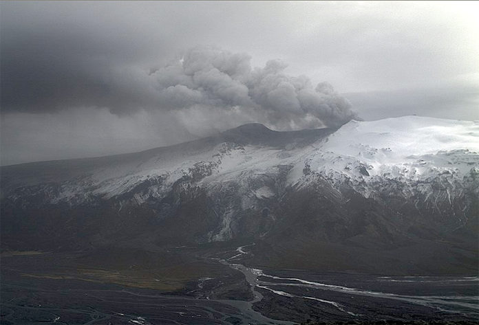 gigjokull_eldgosII_thorolfell200410voda_285863854