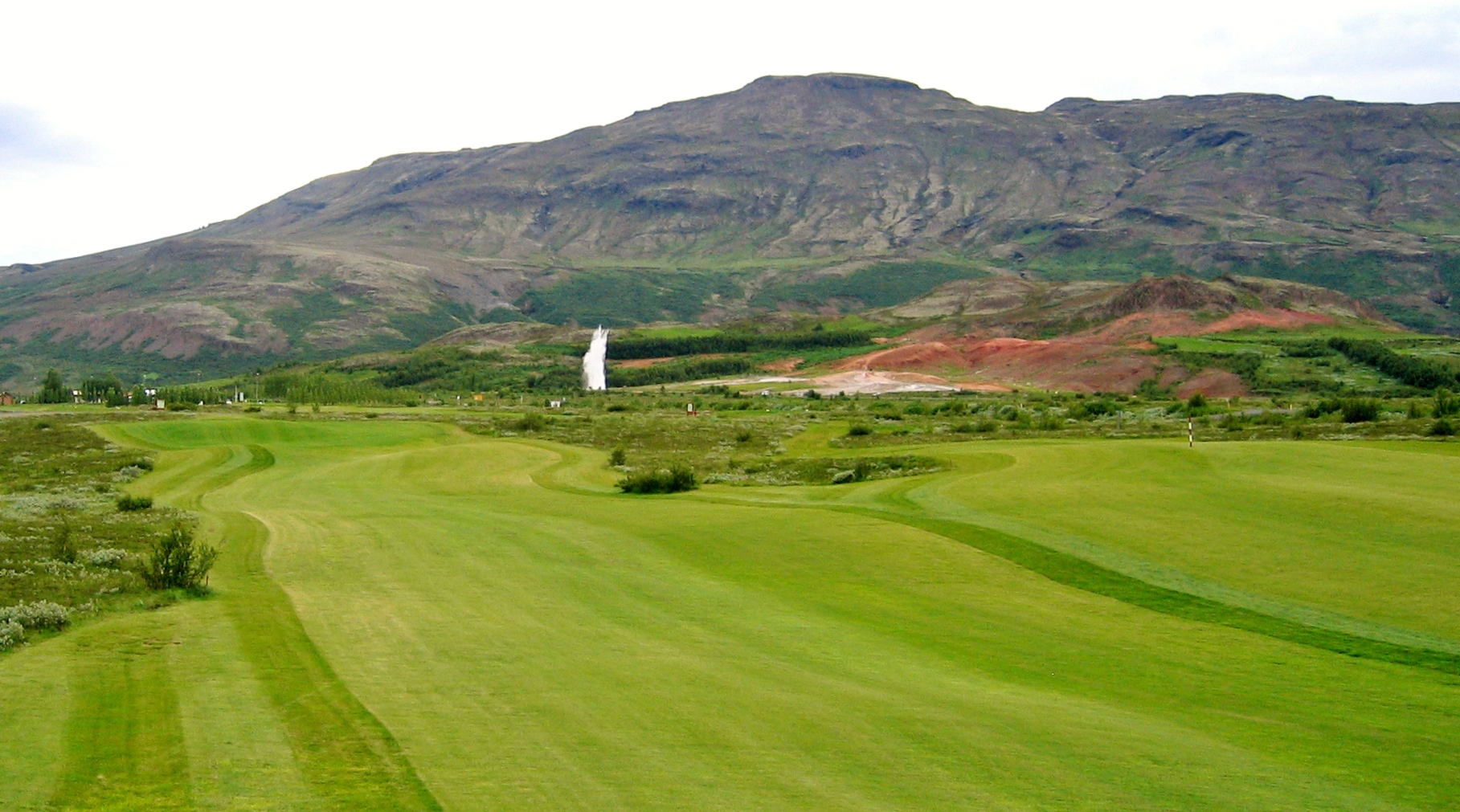 golf.geysir_sjo__tta_brautin_Hverasv____i___i___bakgrunni_514279407